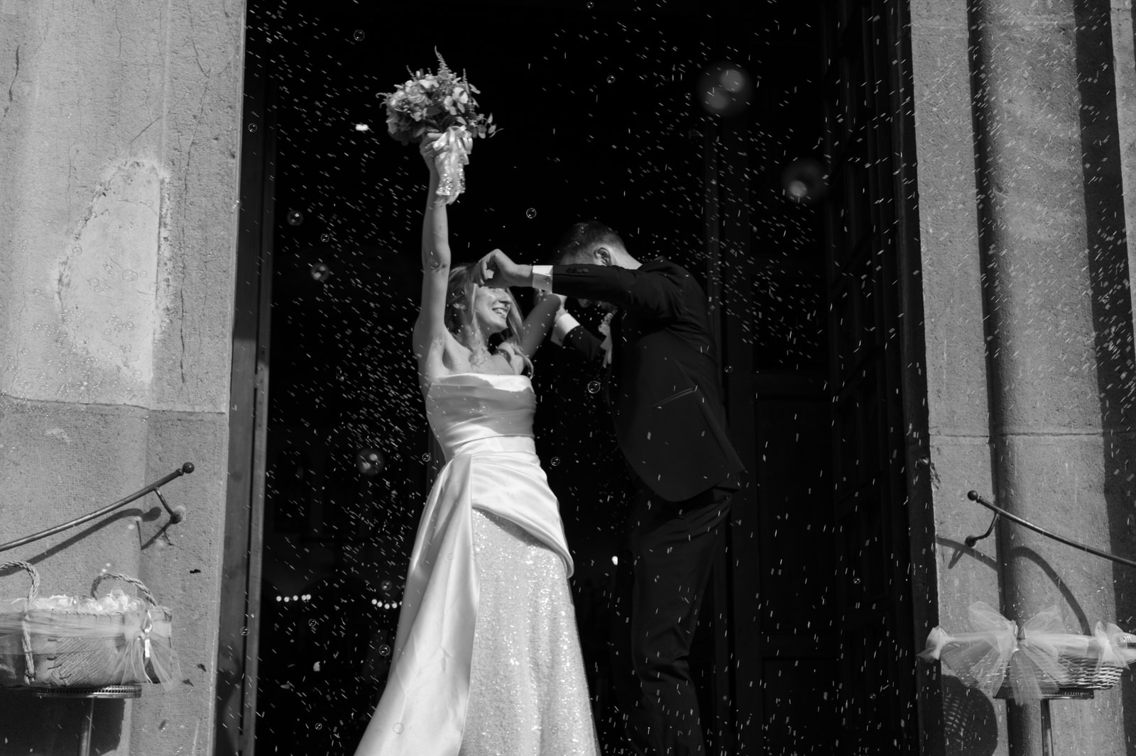 Dettaglio elegante di un momento di matrimonio